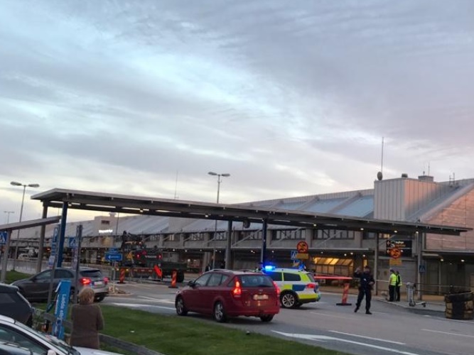 تصاویر | تخلیه فرودگاهی در سوئد پس از کشف یک بسته مشکوک 