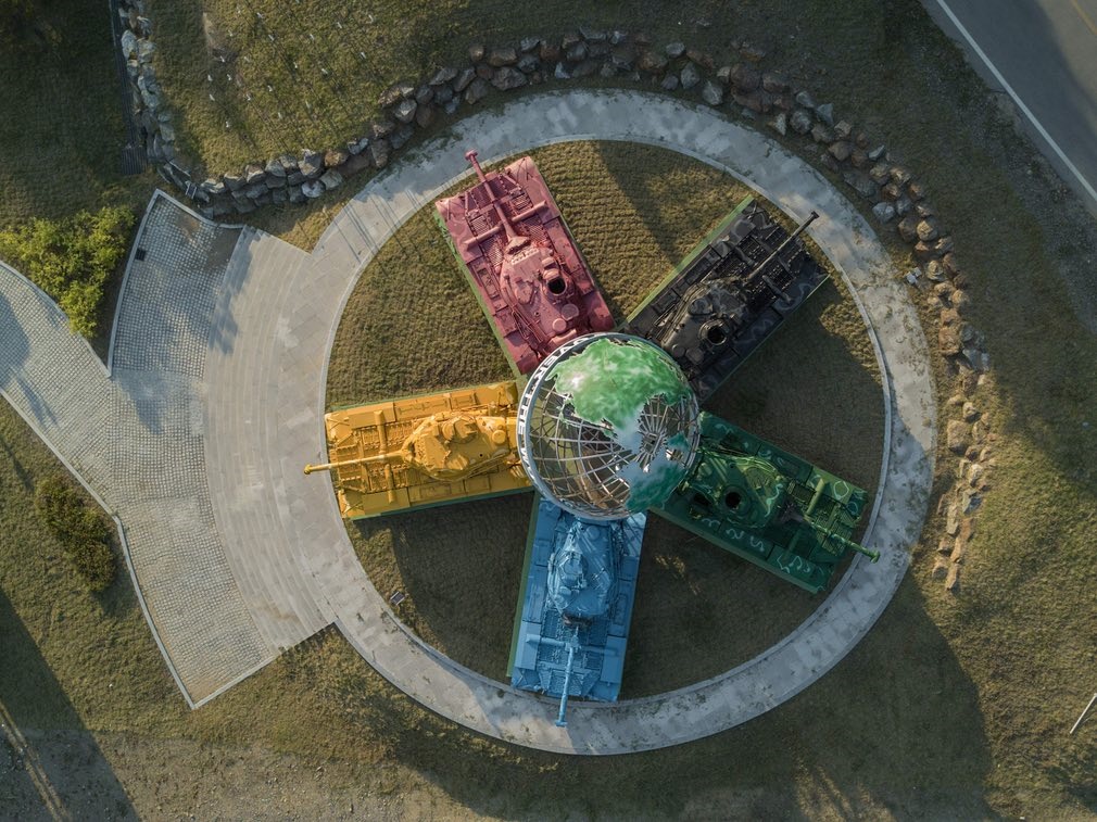 عکس | ساخت اثر هنری با تانک‌های رنگی در کره‌جنوبی