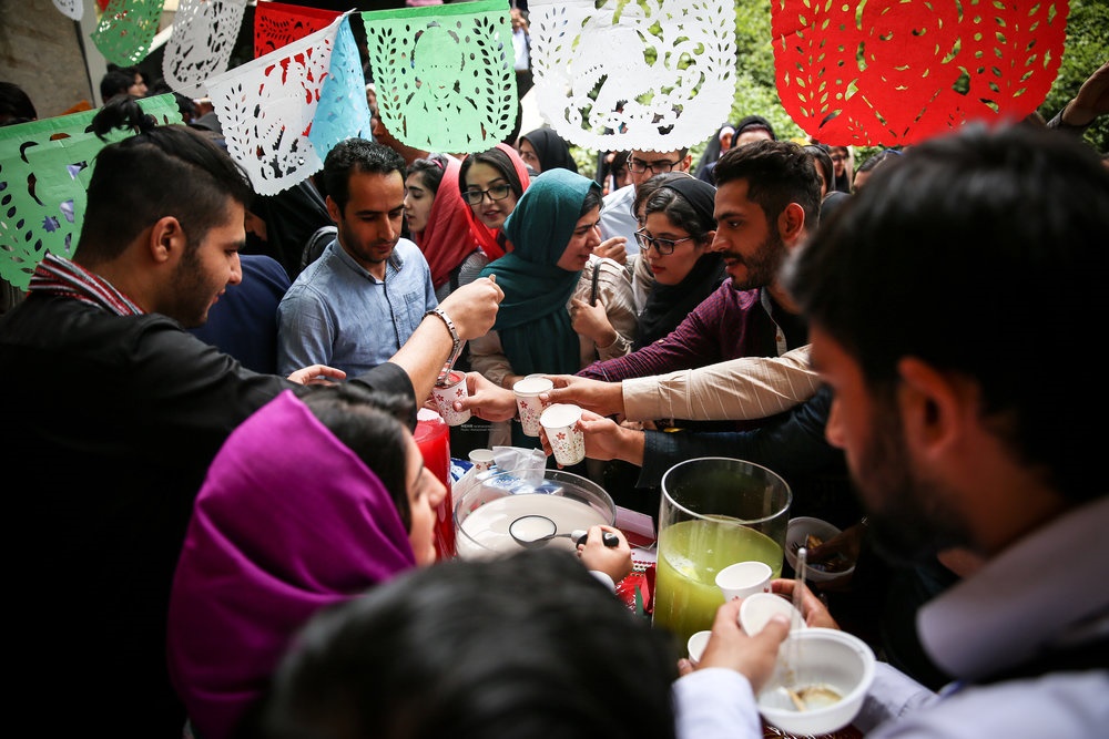 تصاویر | هم‌سفره شدن خارجی‌ها در دانشگاه تهران
