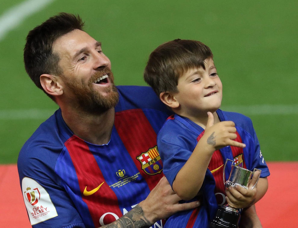 تصاویر | لیونل مسی و پسرش پس از بیست و نهمین قهرمانی بارسا در جام حذفی