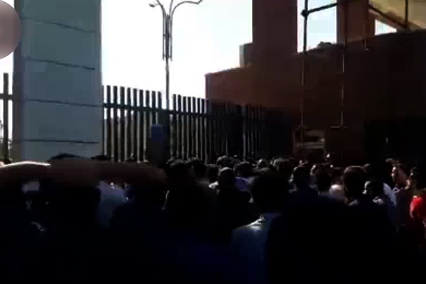فیلم | تجمع سپرده‌گذاران موسسه توسعه آرمان مقابل استانداری خوزستان
