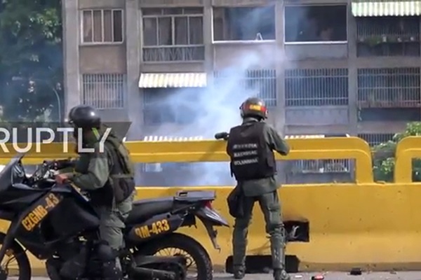 فیلم | تظاهرات مردمی در ونزوئلا با کوکتل مولوتوف