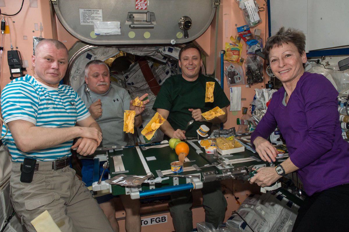 میز ناهار در فضا چطور چیده می‌شود؟/ عکس از ایستگاه فضایی