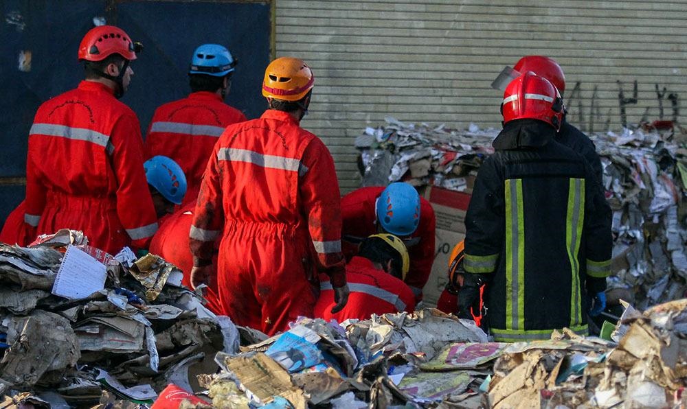 تصاویر | فوت غم‌انگیز ۴ کارگر در کارخانه بازیافت کاغذ مشهد