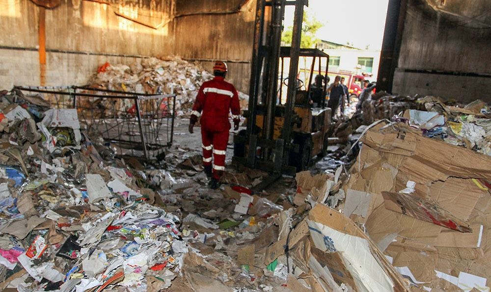 تصاویر | فوت غم‌انگیز ۴ کارگر در کارخانه بازیافت کاغذ مشهد