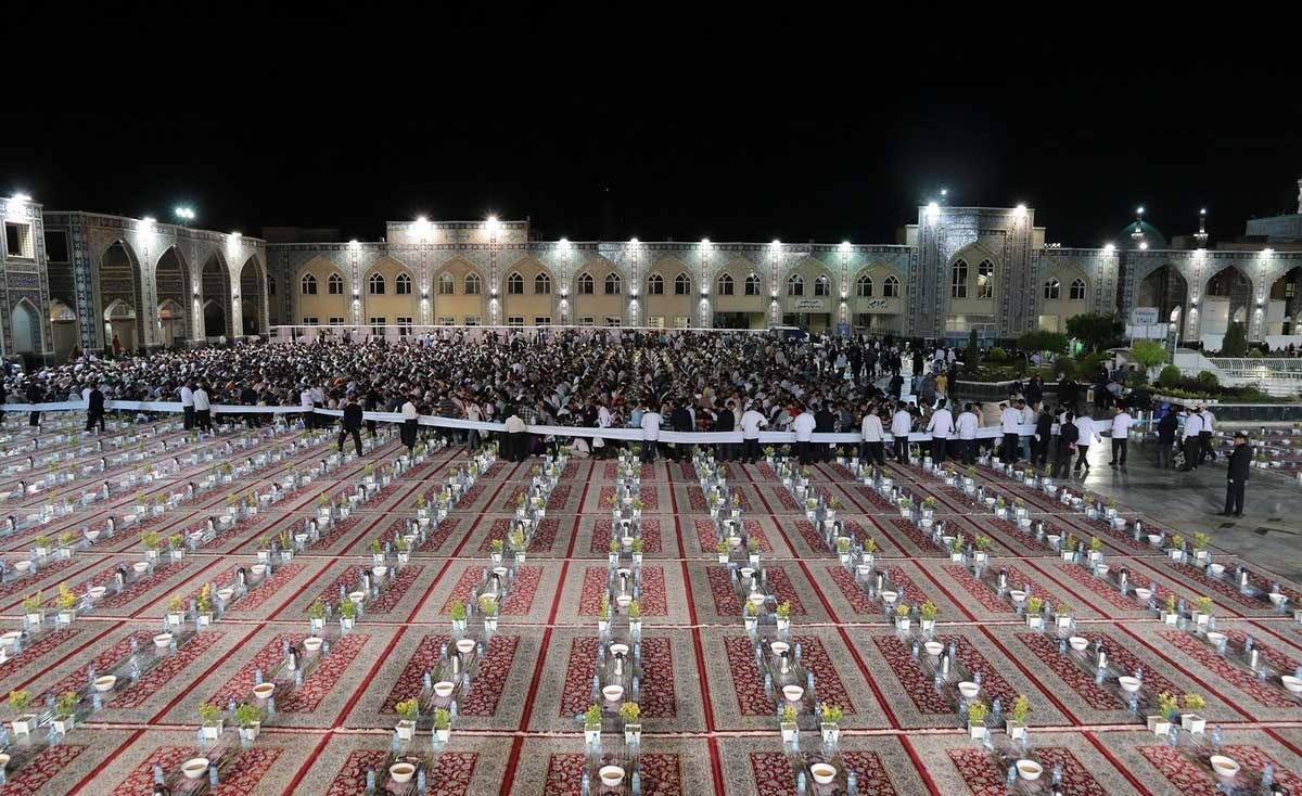 تصاویر | بزرگ‌ترین سفره افطاری جهان اسلام در مشهد