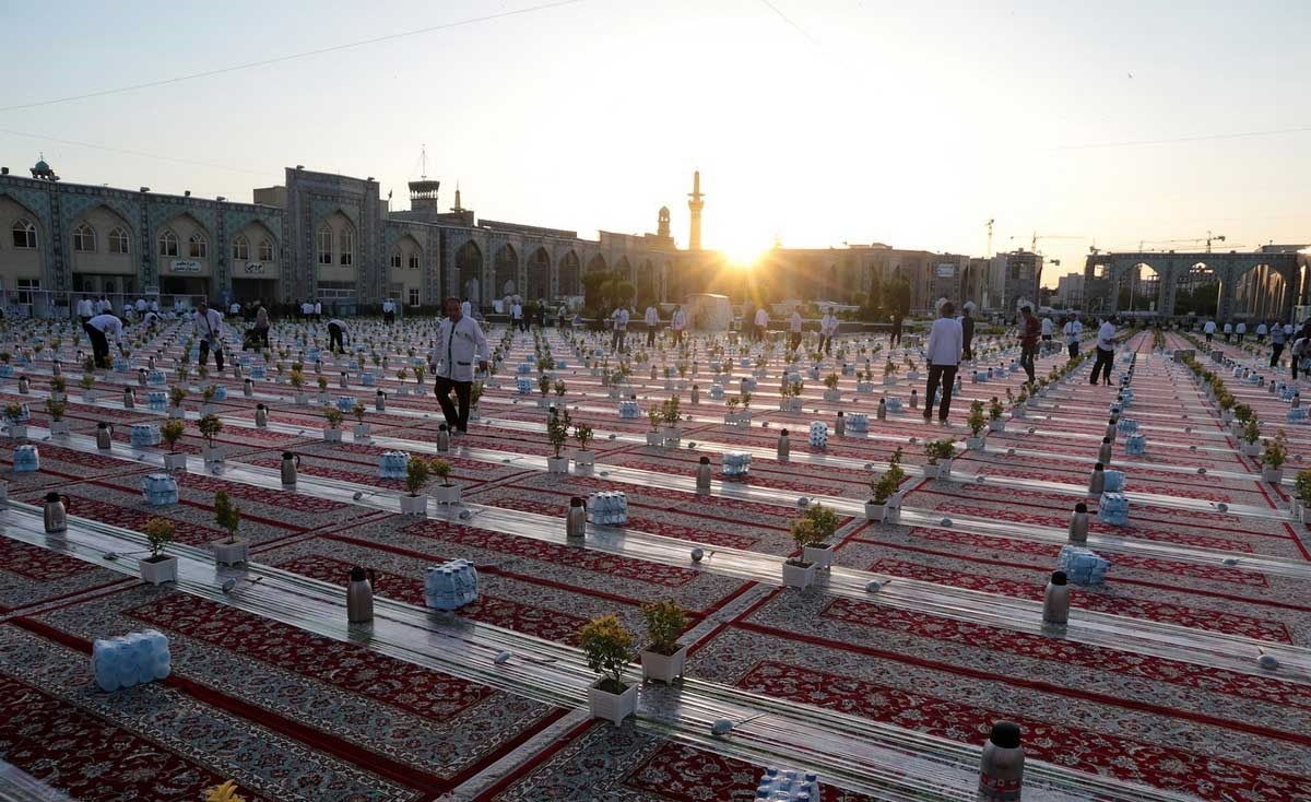 تصاویر | بزرگ‌ترین سفره افطاری جهان اسلام در مشهد