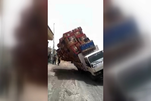 فیلم | واژگونی خودرویی با اضافه‌بار در اثر وزش باد شدید در خوزستان