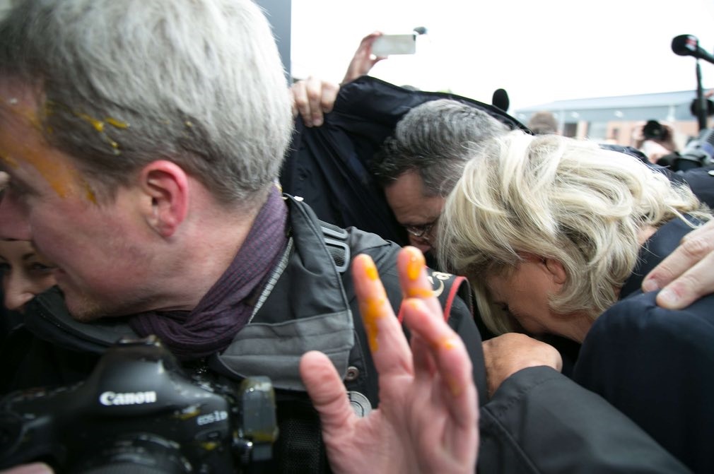 عکس | پرتاب تخم‌مرغ به سوی نامزد ریاست‌جمهوری فرانسه