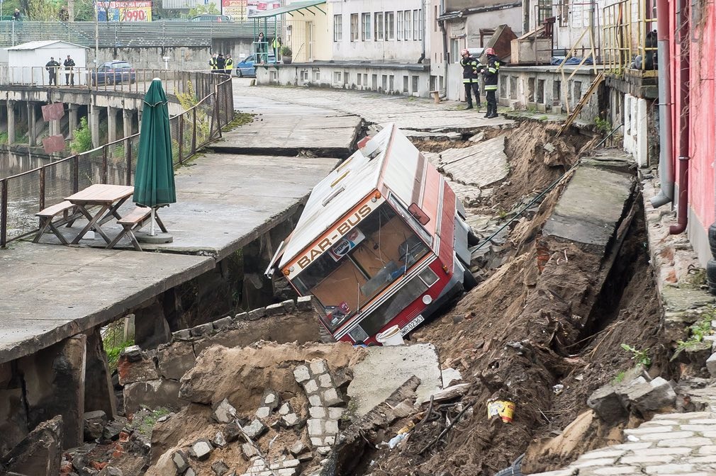 عکس | سقوط اتوبوس در محل نشست زمین در لهستان