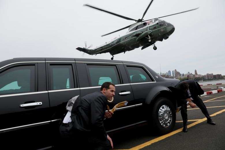 عکس | لحظه نشستن هلیکوپتر حامل رییس‌جمهور آمریکا در شهر نیویورک