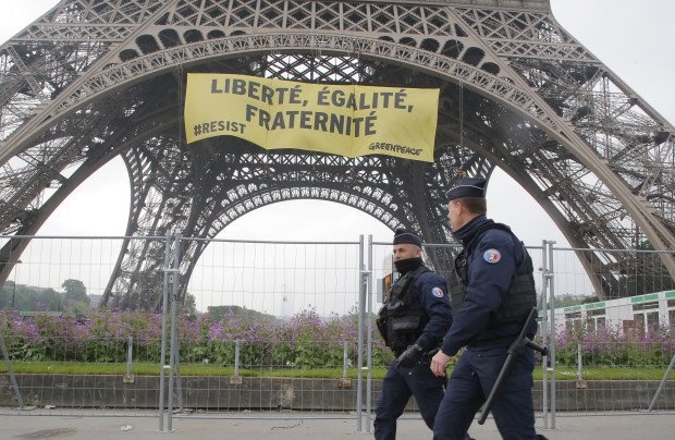 عکس | بنر اعتراضی مخالفان نامزد ریاست جمهوری فرانسه بر روی برج ایفل