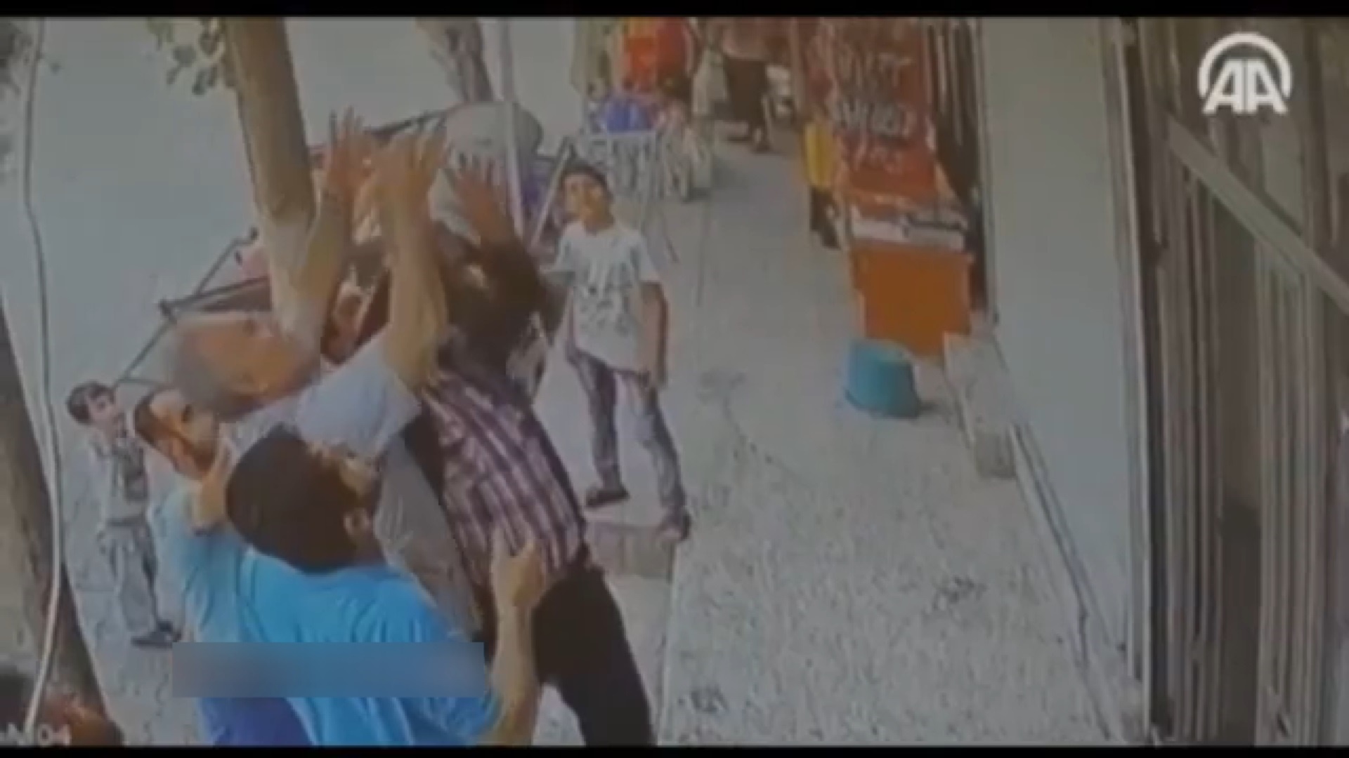 فیلم | لحظه نفس‌گیر نجات دختربچه هنگام سقوط از ساختمان