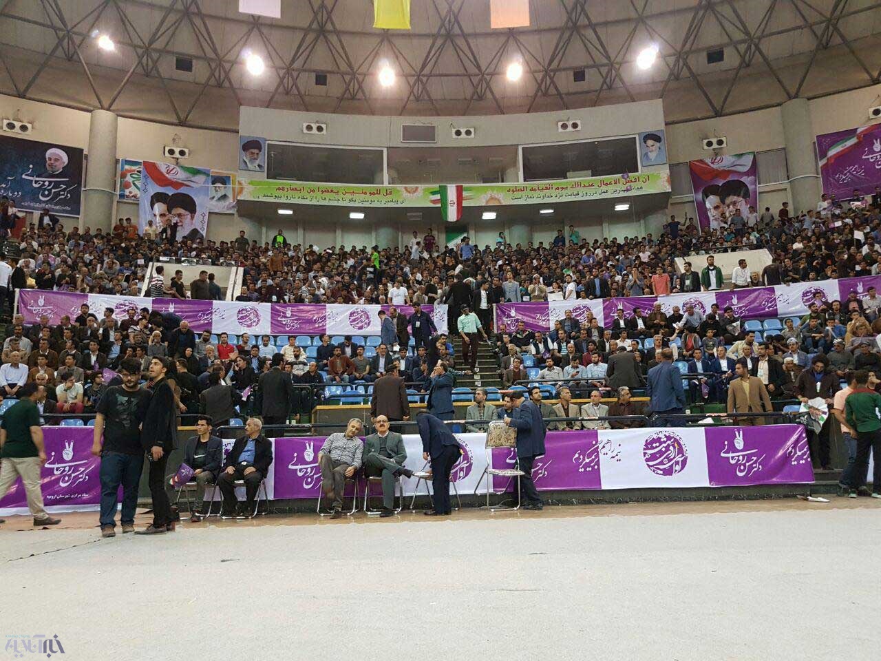 تصاویر | انتظار حامیان روحانی در سالن غدیر ارومیه برای ورود رئیس جمهور