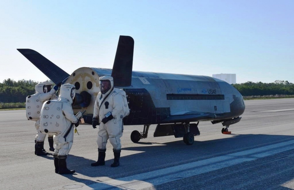 فضاپیمای مرموز نیروی هوایی آمریکا به زمین بازگشت/ ایکس.۳۷ب سلاح سری فضایی را آزمایش کرده است؟ 