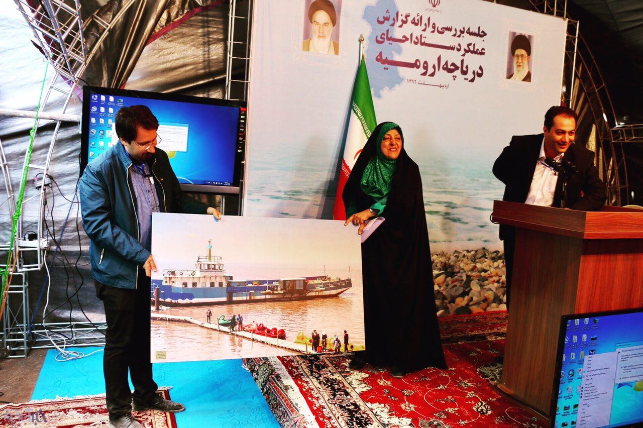 اهدای عکس مورد پسند رئیس جمهور از دریاچه ارومیه به نماینده دولت