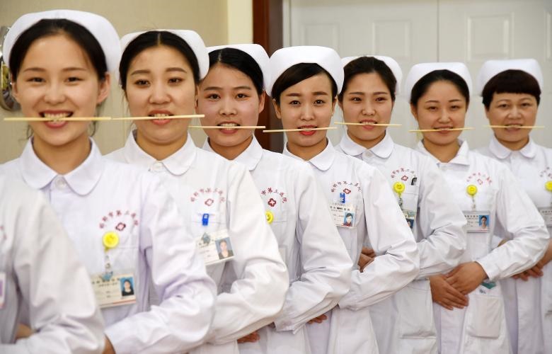 عکس | آموزش لبخند زدن به پرستاران چینی