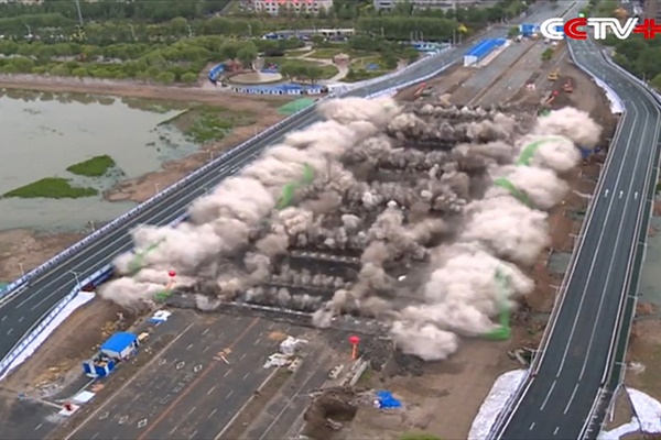 فیلم | لحظه تخریب کنترل‌شده یک پل در چین