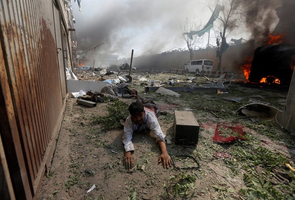 تصاویر | نگاهی متفاوت به حمله تروریستی کابل | محل حادثه قبل و بعد از انفجار