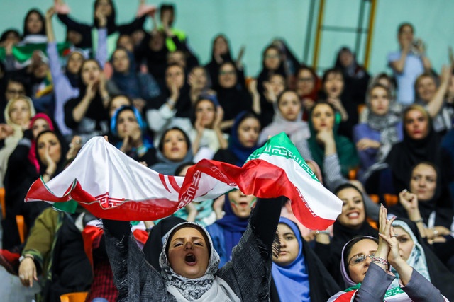 ۳۰۰ زن دیروز چطور وارد ورزشگاه شدند؟/ قول نماینده زن مجلس درباره حضور زنان در استادیوم
