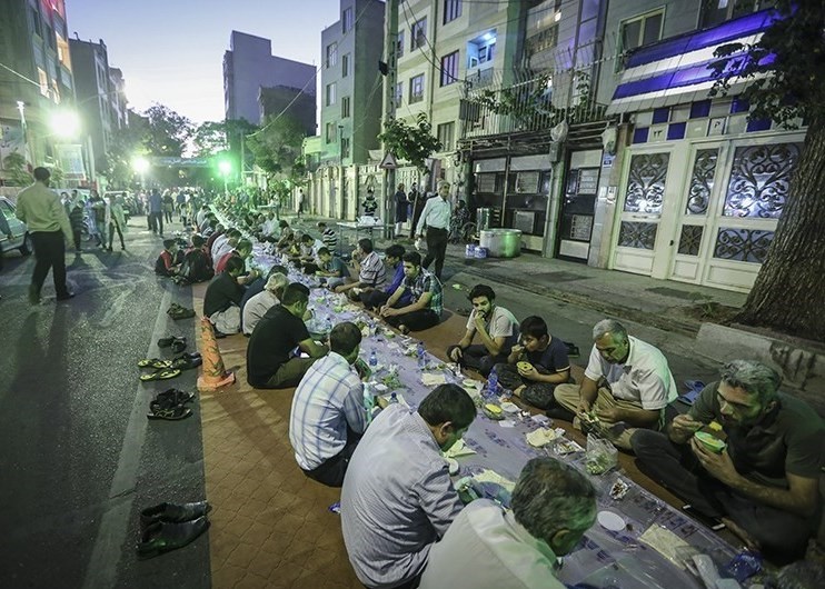 تصاویر | افطاری ٣٠٠٠ نفری وسط خیابان
