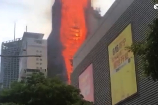 فیلم | آتش‌سوزی مهیب به ارتفاع یک برج بلند در چین