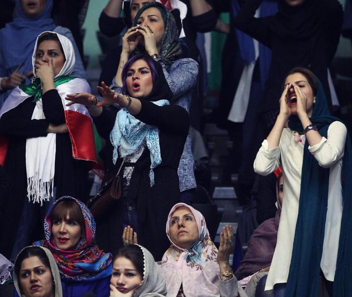 عکس | خانواده والیبالیست‌ها در ورزشگاه | دعای مادر موسوی در شب جدال با آرژانتین