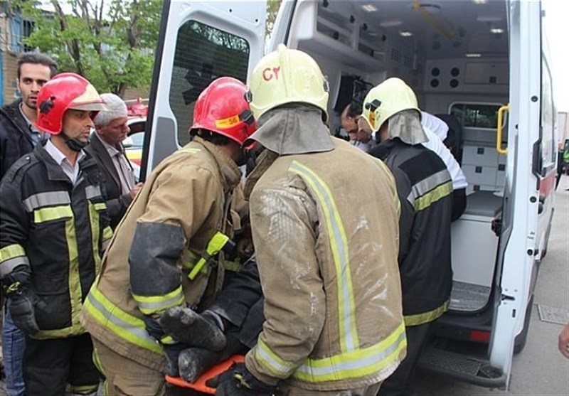 ۲ کارگر از زیر آوار ساختمانی در منطقه سوهانک زنده خارج شدند