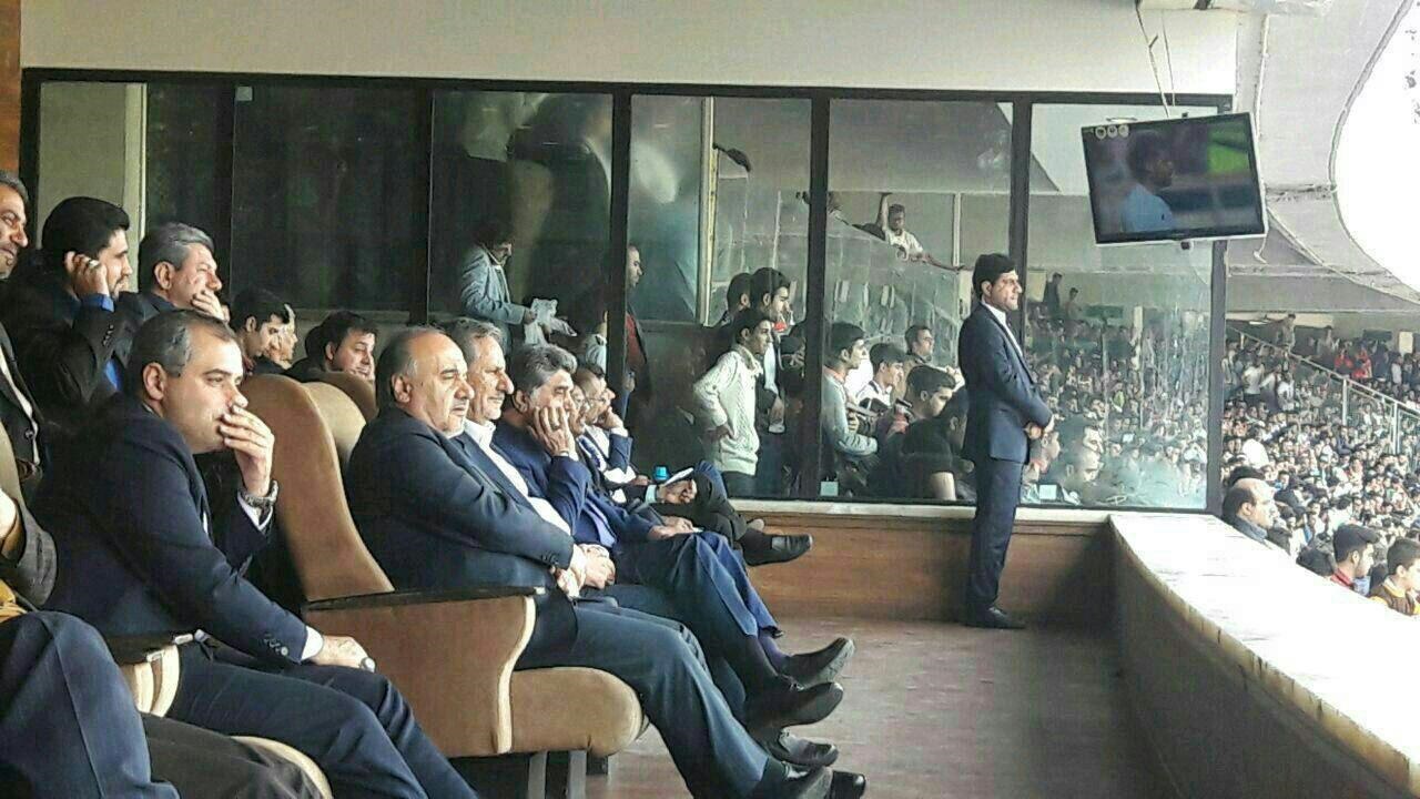 عکس | حضور جهانگیری در استادیوم و تماشای بازی ایران و ازبکستان