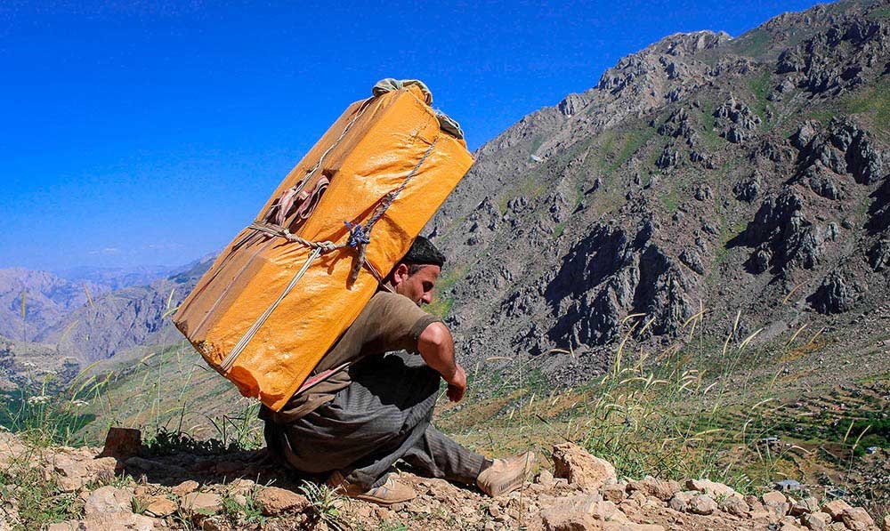 ۲۷۰۰ شغل برکت برای کولبران استان کرمانشاه