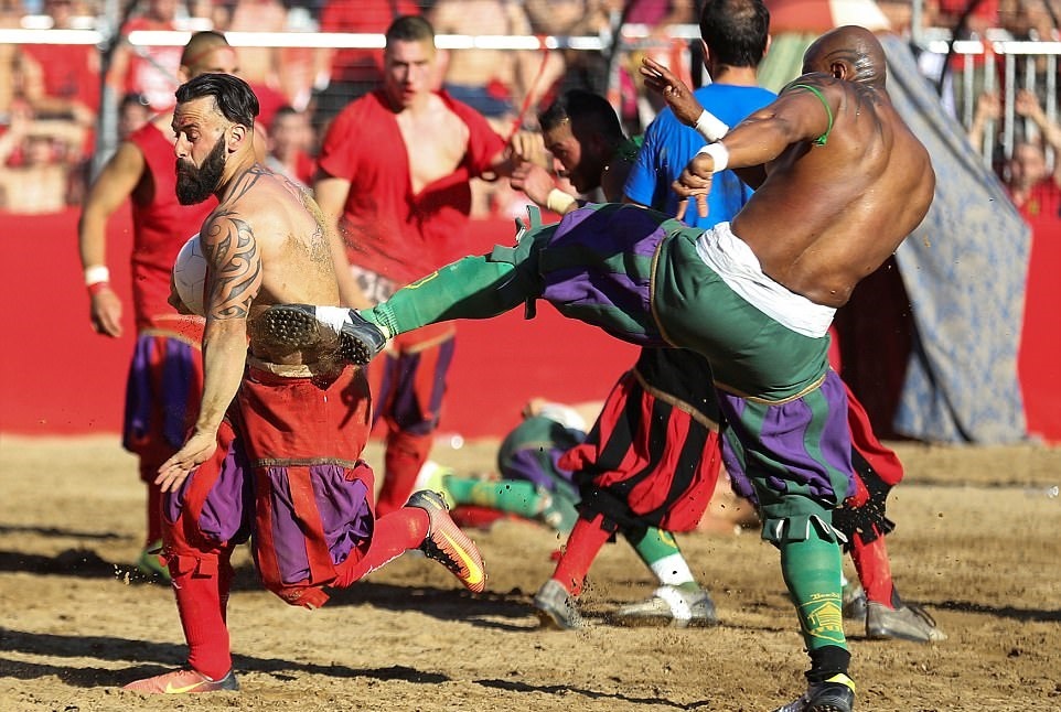 تصاویر | فوتبال متفاوت ایتالیایی‌ها با طعم خون و کتک‌کاری