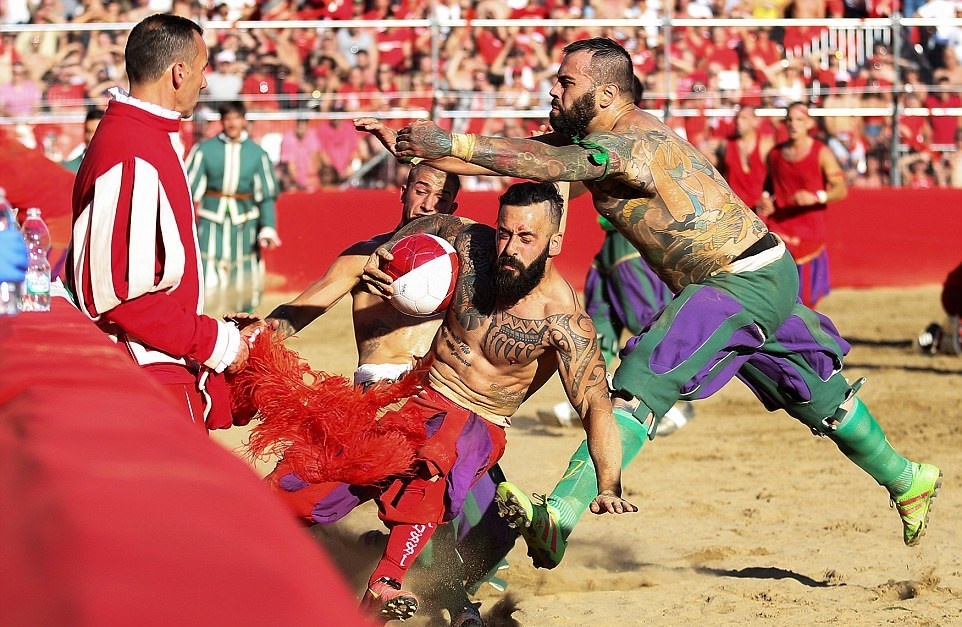 تصاویر | فوتبال متفاوت ایتالیایی‌ها با طعم خون و کتک‌کاری