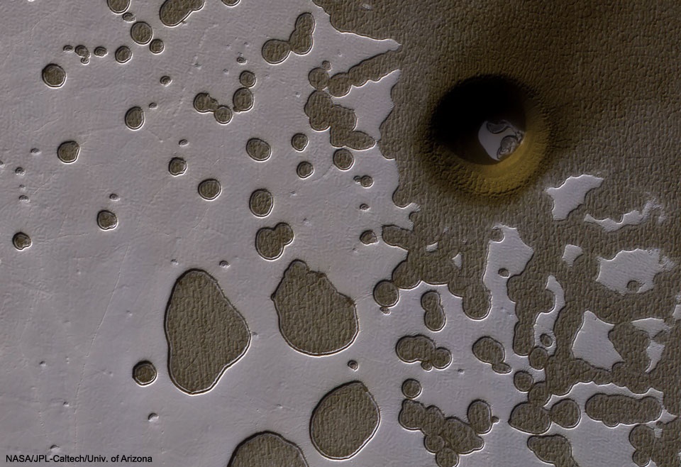 عکس ناسا از حفره‌ای عجیب و ناشناخته در مریخ/رازهایی که شاید در آینده مشخص شوند
