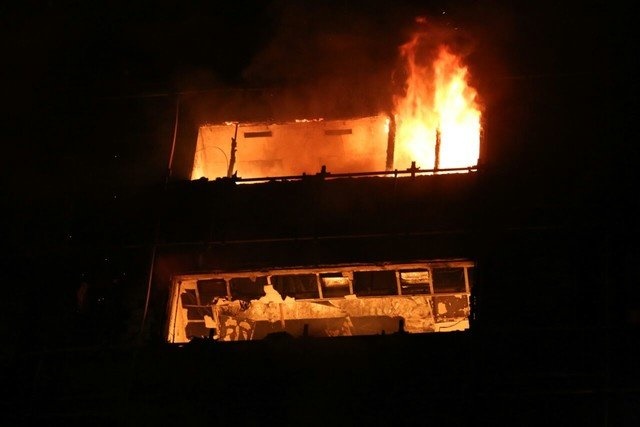 ۱۰ مصدوم در حادثه آتش‌سوزی برج پامچال چیتگر/درمان سرپایی ۹ نفر و اعزام یک زن به بیمارستان