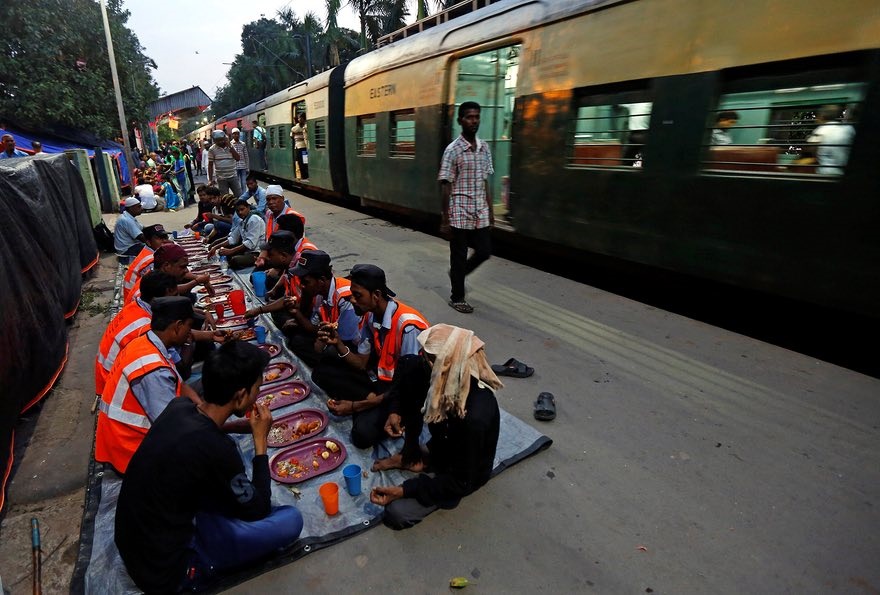عکس | سفره افطار کارگران مسلمان هند در ایستگاه قطار کلکته
