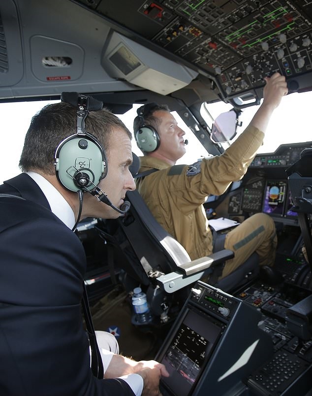 تصاویر | نمایشگاه هوایی پاریس با حضور رئیس‌جمهور جوان و هواپیماهای رنگارنگ
