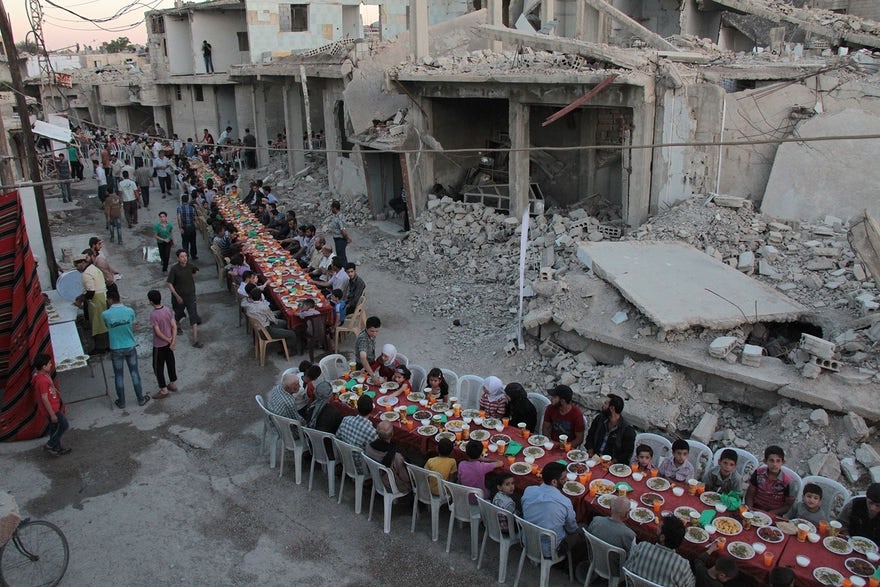 عکس | افطار غیرنظامیان سوری در کنار آوارهای به‌جا مانده از جنگ