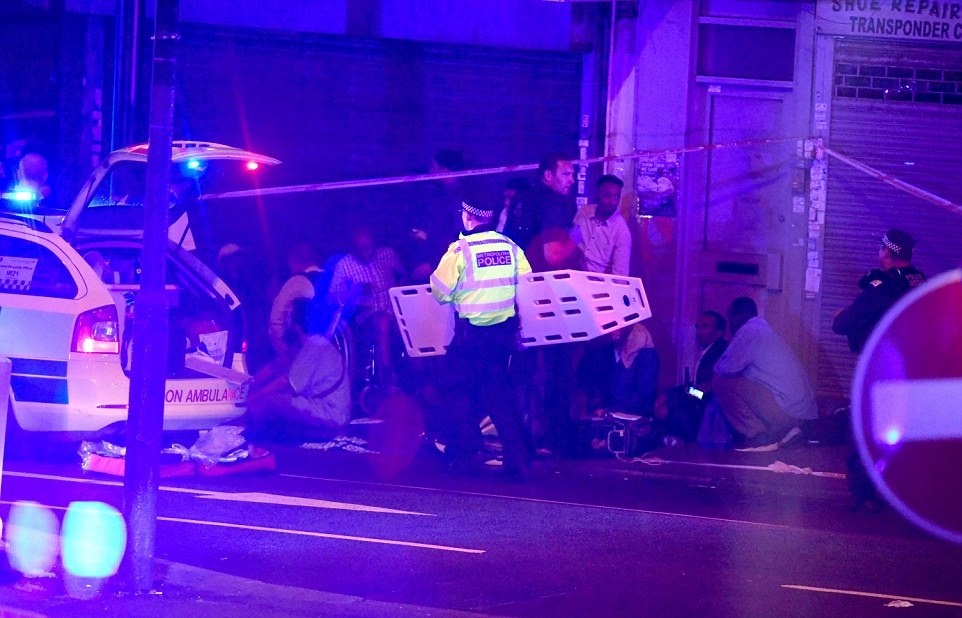 تصاویر | حمله با خودرو به نمازگزاران مسجدی در لندن 