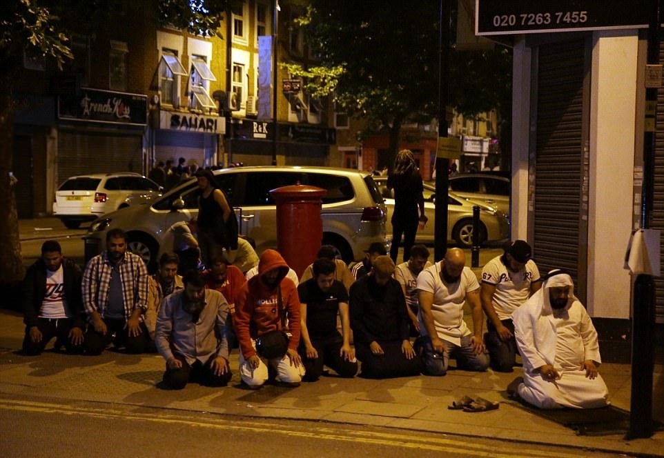 تصاویر | نماز جماعت مسلمانان در نزدیکی محل حمله به مسجد لندن