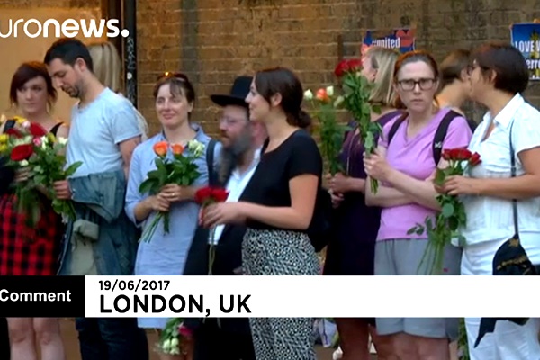 فیلم | اهدای گل به مسلمانان در مقابل مسجد فینزبری پارک لندن