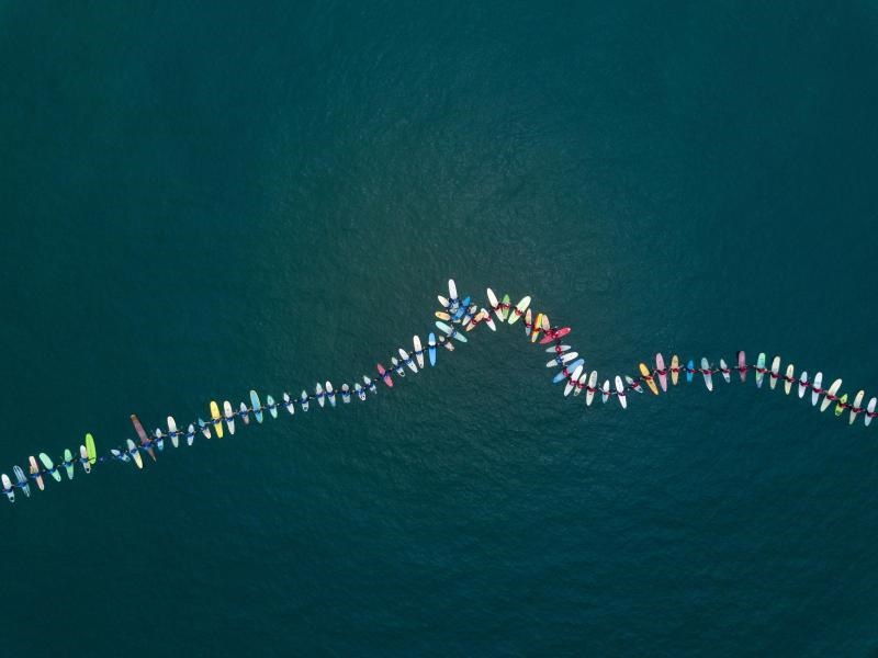 تصاویر | حلقه افتخار ۵۱۱ موج‌سوار برای ثبت رکورد جدید در جهان