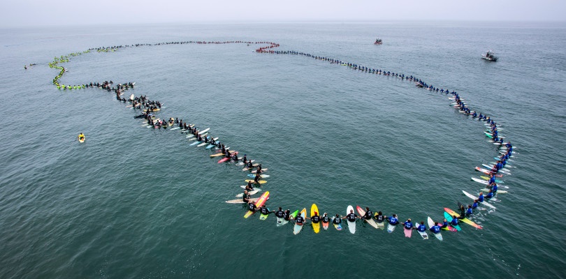 تصاویر | حلقه افتخار ۵۱۱ موج‌سوار برای ثبت رکورد جدید در جهان