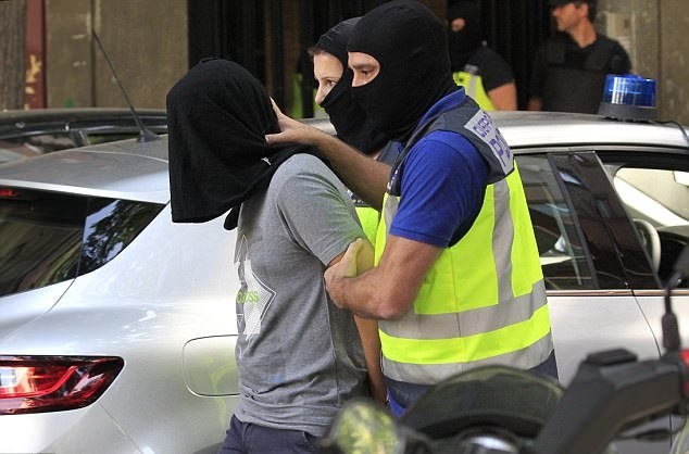 تصاویر | لحظه دستگیری ۳ مظنون وابسته به داعش در شهر مادرید