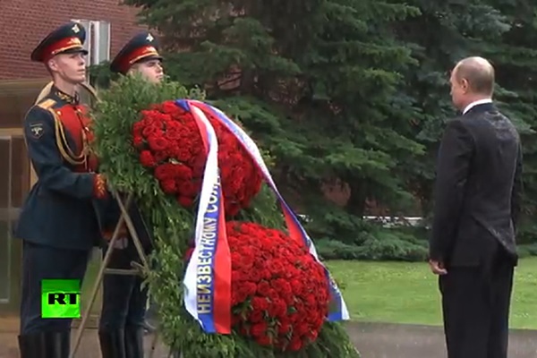 فیلم | ادای احترام پوتین به مقبره سرباز گمنام، زیر باران شدید