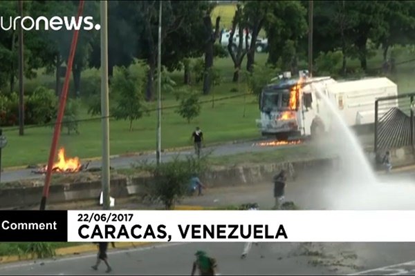 فیلم | شدت درگیری‌ها در ونزوئلا؛ حمله معترضان به پایگاه هوایی کاراکاس