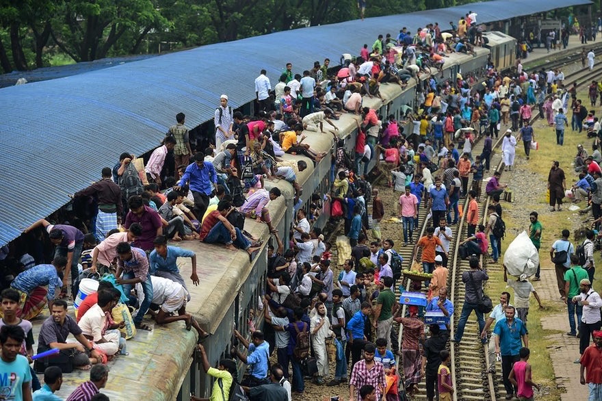 عکس | نشستن مسافران عجیب و غریب بنگلادشی روی سقف قطارها