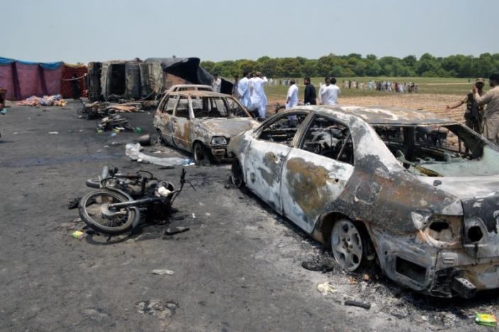 سوخت به قیمت جان؛ فاجعه مرگ‌بار تانکر در پاکستان/ آمار کشته‌ها به ۱۴۰ نفر رسید