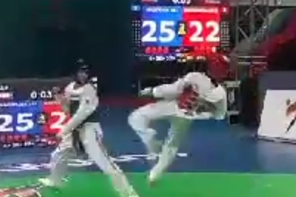 فیلم | لحظاتی از مبارزه آرمین هادی‌پور در مسابقات تکواندو قهرمانی جهان