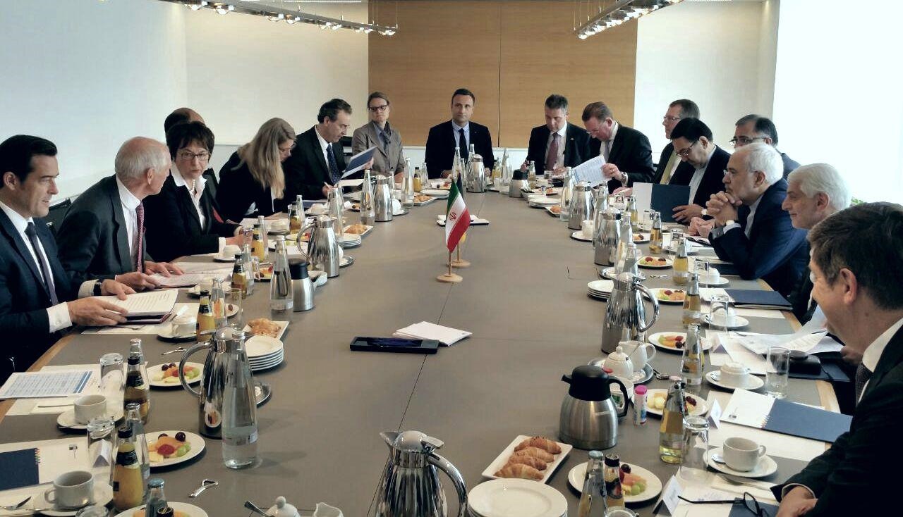 دیدار ظریف با وزیر اقتصاد آلمان/ تاکید طرفین بر گسترش روابط اقتصادی و سیاسی