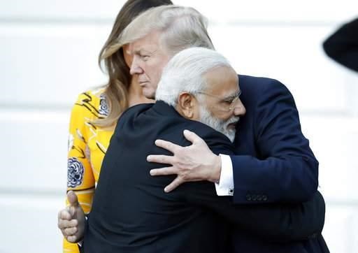 تصاویر | احوال‌پرسی پرحاشیه یک نخست‌وزیر با رهبران جهان به سبک هندی
